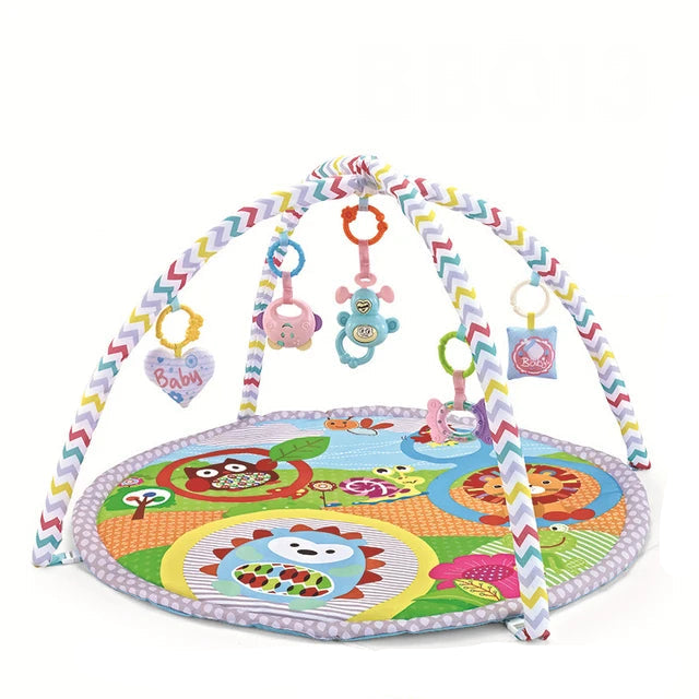 Tapis d'éveil bébé coloré avec arche de jeux et jouets suspendus.