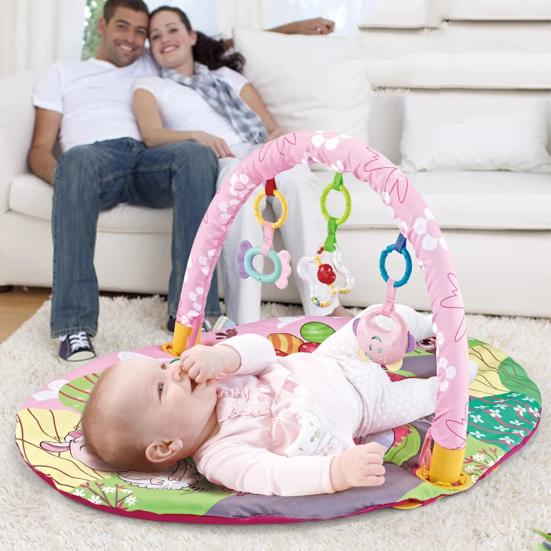Tapis d’éveil bébé avec arche de jeux colorée et peluches suspendues.