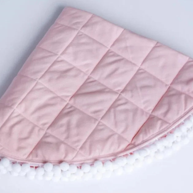 Tapis d'éveil rose en coton 100 cm avec bordure à pompons blancs.