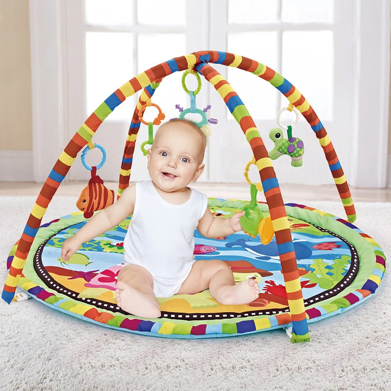 Tapis d'éveil bébé coloré avec arches et jouets suspendus.