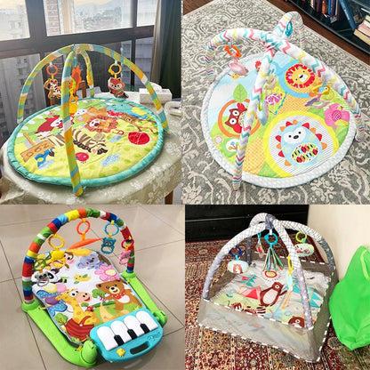 Tapis d'éveil bébé coloré avec arches et jouets suspendus.