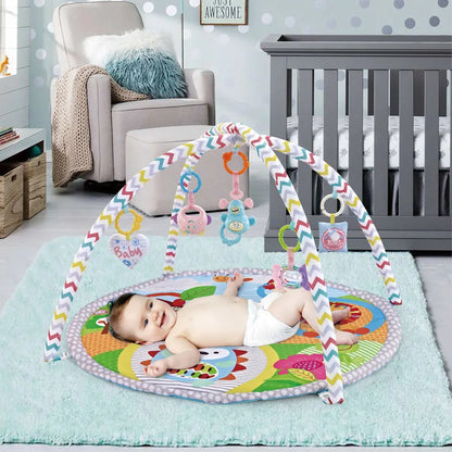 Tapis d'éveil pour bébé avec arches et jouets suspendus colorés.